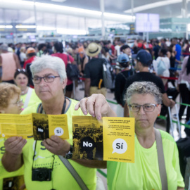 Casi medio centenar de miembros de la Asamblea Nacional de Cataluña (ANC) han repartido folletos en el Aeropuerto de Barcelona-El Prat que culpan al Estado de las colas que se han formado en las dos últimas semanas en los controles de seguridad del aero