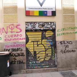 03/04/2021. Pintadas en la fachada de la sede de la organización LGTB. - Cogam