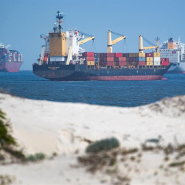 Varios barcos de contenedores aparecen este martes junto a Table Bay, en Ciudad del Cabo.