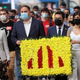 El presidente de la Generalita, Pere Aragonès (2d), acompañado del presidente de ERC, Oriol Junqueras(2i), y la portavoz Marta Vilalta(d), la ex presidenta del Parlament de Cataluña, Carme Forcadell (i) durante la ofrenda floral del Govern al monumento