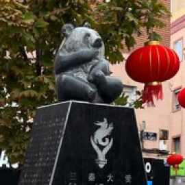 El oso panda del 'Chinatown' de Madrid: una iniciativa del Gobierno chino que el PP vende como donación de los vecinos