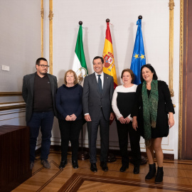 El presidente de la Junta con las hermanas de García Caparrós.