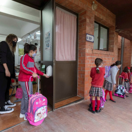 Una niña se lava las manos con gel hidroalcohólico antes de entrar en el aula del colegio Reina Sofía de Totana.