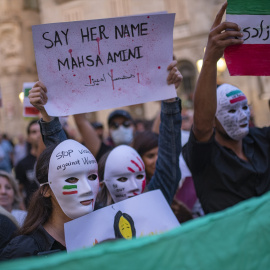 15/09/2024 Varias mujeres con máscaras durante una concentración para defender los derechos de la mujer en Irán. Foto de archivo.