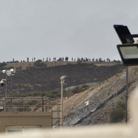 Decenas de personas se congregan en un monte cercano a la frontera con Ceuta, a 15 de septiembre de 2024