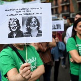 Decenas de personas durante una manifestación del profesorado por la defensa de la educación pública, a 8 de mayo de 2024, en Madrid.