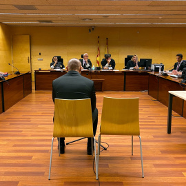 D'esquenes, l'acusat de violació, maltractament i vexacions injustes per uns fets de Blanes