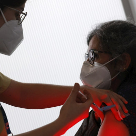 Personal del Servicio Gallego de Salud, SERGAS - vacuna a las primeras personas de entre 50 y 55 con las dosis de AstraZeneca, esta tarde en Santiago de Compostela.