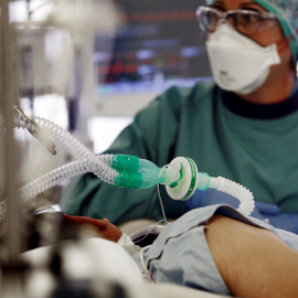 Personal sanitario trabaja en la UCI de la Clínica Universidad de Navarra.