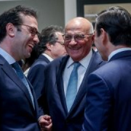 Los presidentes de BBVA y Sabadell coinciden en un acto oficial con el ministro de Economía en plena OPA