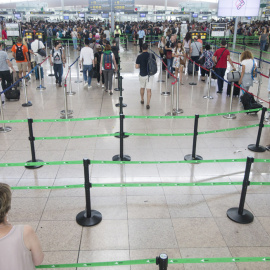 Vista de los accesos al control de seguridad del Aeropuerto de Barcelona-El Prat durante los paros del lunes. EFE/Quique García