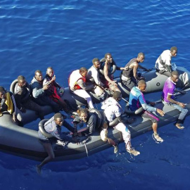 Migrantes en una embarcación neumática en las costas de Ceuta el 19 de febrero del 2016. EFE