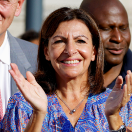 La alcaldesa de París, Anne Hidalgo, aplaude mientras asiste a una ceremonia con la delegación paralímpica francesa, frente al ayuntamiento en París, Francia, el 6 de septiembre de 2021.