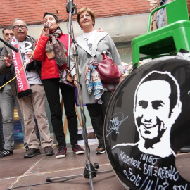 La abogada de la familia Cabacas, Jone Goirizelaia, junto a los padres de Íñigo Cabacas, interviene durante el acto del décimo aniversario de su muerte. Archivo.