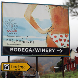 Cartel de la bodega berciana Encima Wines, ubicada en Molinaseca (León)