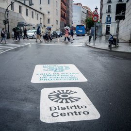 Una señal en el suelo marca la Zona de Bajas Emisiones de Especial Protección (ZBEDEP) en la ciudad de Madrid.