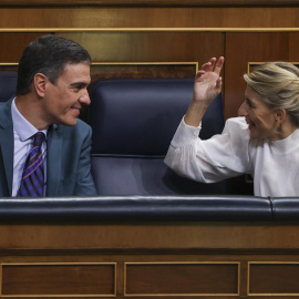 El presidente del Gobierno, Pedro Sánchez (i), junto a la vicepresidenta segunda del Gobierno y ministra de Trabajo y Economía Social, Yolanda Díaz (d), durante la última jornada de debate y votación de los presupuestos en el pleno del Congreso, el p