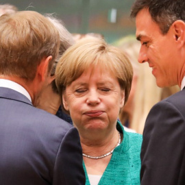 Angela Merkel, junto a Pedro Sánchez y Donald Tusk. - AFP