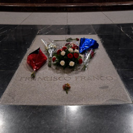 Flores sobre la tumba del dictador Francisco Franco en el Valle de los Caídos. AFP/Óscar del Pozo