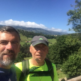 Tomás Alonso junto con su padre durante el Camino de Santiago / PÚBLICO