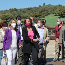 La vicepresidenta cuarta y ministra para la Transición Ecológica y el Reto Demográfico, Teresa Ribera (d), visita el Parque Nacional de Cabañeros, a 6 de abril de 2021,