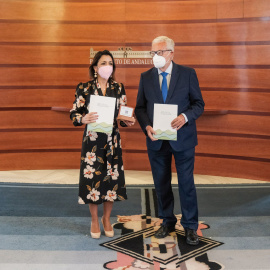 La presidenta del Parlamento, Marta Bosquet, recibe de manos de Jesús Maeztu, Defensor del Pueblo Andaluz, el informe anual de esa Institución correspondiente al año 2020