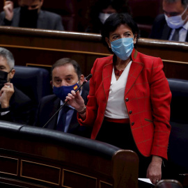 28/10/2020.- La ministra de Educación, Isabel Celaá (d) interviene durante la sesión de control al Ejecutivo este miércoles en el Congreso para dar cuenta de la gestión de la pandemia, un día antes de que el Gobierno lleve al Congreso la prórroga p