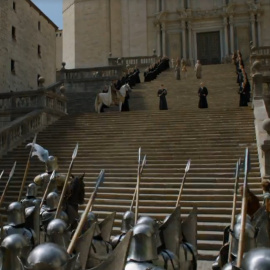 Captura de pantalla del tràiler de la nova temporada de 'Joc de Trons', on es veu l'escena gravada a les escales de la Catedral de Girona.