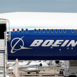 Logotipo de Boeing en un avión modelo 777-9 en Salón Aeronáutico Internacional de París, Francia, a 18 de junio de 2023.