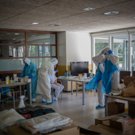 Voluntaris de l'ONG Proactiva Open Arms en la Residència Geriàtrica Redós de Sant Pere de Ribes on estan realitzant tests ràpids de Covid-19 a residents i treballadors sanitaris. 30 d'abril del 2020.