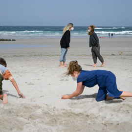 03/04/2021.- Dos niños juegan en la Playa das Salseiras, a 3 de abril de 2021, en el municipio de A Laracha, A Coruña. M. Dylan / Europa Press