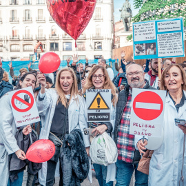 Medicosy pediatras de Atención Primaria se manifiestan entre la Consejería y la sede de la Comunidad