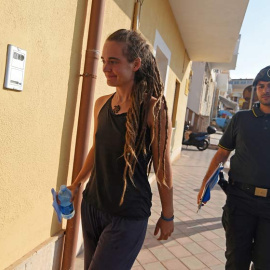 Carola Rackete, capitana del barco Sea Watch, entrando en unas dependencias policiales de la ciudad italiana Lampedusa el pasado 29 de junio de 2019.(GUGLIELMO MANGIAPANE | REUTERS)