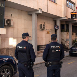 Policías montan guardia a las puertas de la comisaría de Linares, este domingo, un día después de los disturbios registrados que causaron daños materiales muy cuantiosos y que se saldó con 14 detenidos, dos de ellos menores, y 20 policías heridos, 