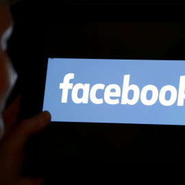 Logo de Facebook en una tableta. REUTERS/Regis Duvignau