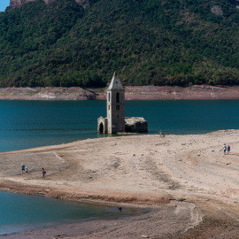 L'església del pantà de Sau, on s'hi pot arribar a peu degut al baix nivell d'aigua.