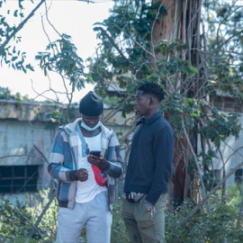 Dos jóvenes en el campamento de Las Raíces, donde conviven personas migrantes, a 7 de abril de 2021, en La Laguna, Tenerife, Gran Canaria.