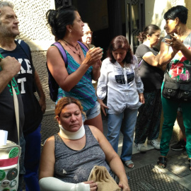 Les famílies desnonades, aquest dimecres al matí. FOTO: Esperanza Escribano