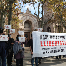 Diversos manifestants davant el TSJC mostrant una pancarta en suport a Dani Gallardo, detingut a Madrid per les protestes de la sentència de l'1-O.