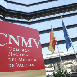 Cartel a la entrada de la sede de la Comisión Nacional del Mercado de Valores (CNMV) en Madrid. E.P./ Marta Fernández / Europa Press