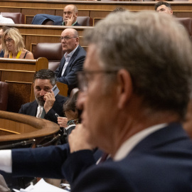 El líder de Vox, Santiago Abascal, observa al presidente del PP, Alberto Núñez Feijóo, en el Congreso el pasado mes de julio.