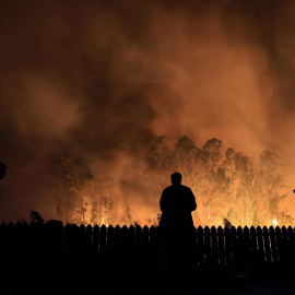 Varias personas observan el incendio forestal en curso en Sever do Vouga, Aveiro, a 18 de septiembre de 2024.