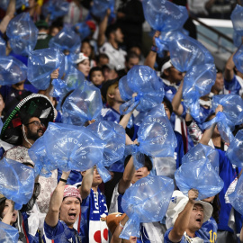 Aficionados japoneses animan en las gradas durante el partido de fútbol del Grupo E de la Copa Mundial de la FIFA Qatar 2022 entre Japón y España en el Estadio Internacional Khalifa