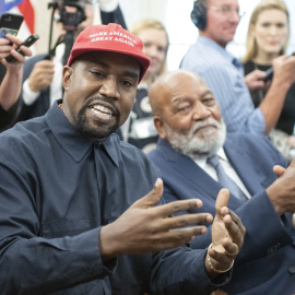 El rapero Kanye West, que ahora se hace llamar Ye, luce una gorra de "Make America Great Again"