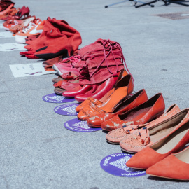 Varios pares de zapatos de color rojo durante un acto contra las violencias machistas.