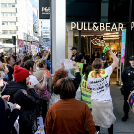 Varias trabajadoras de Inditex se manifiestan frente a una tienda, durante el fin de semana del Black Friday.