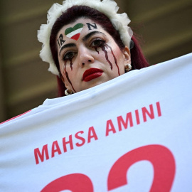 30/11/22 Una aficionada iraní sostiene una camiseta de fútbol con el nombre de Mahsa Amini como protesta durante un partido del Mundial de Catar