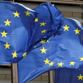 Banderas de la UE en el exterior del edificio de la sede de la Comisión Eureopa, en Bruselas. REUTERS/Yves Herman