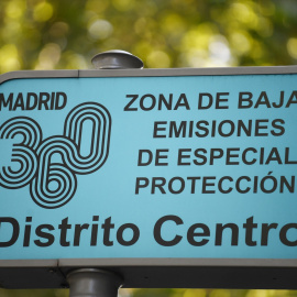 19/09/2024 Un cartel señala la zona de bajas emisiones 360 del Distrito Centro en Madrid. Foto de archivo.