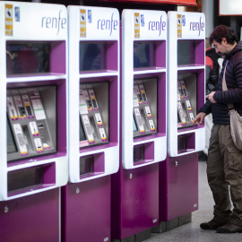 Un hombre en las máquinas auto-venta de Renfe, en la estación Puerta de Atocha-Almudena Grandes con motivo del inicio del Puente de la Constitución, a 2 de diciembre de 2022, en Madrid.